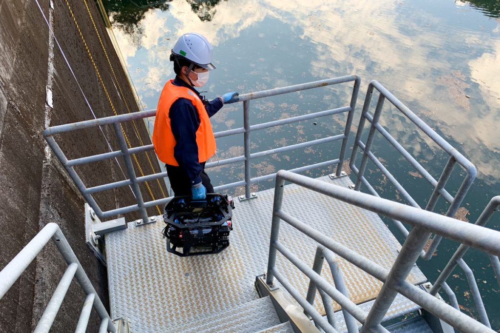 ROVダム点検_06_ROV運搬_s