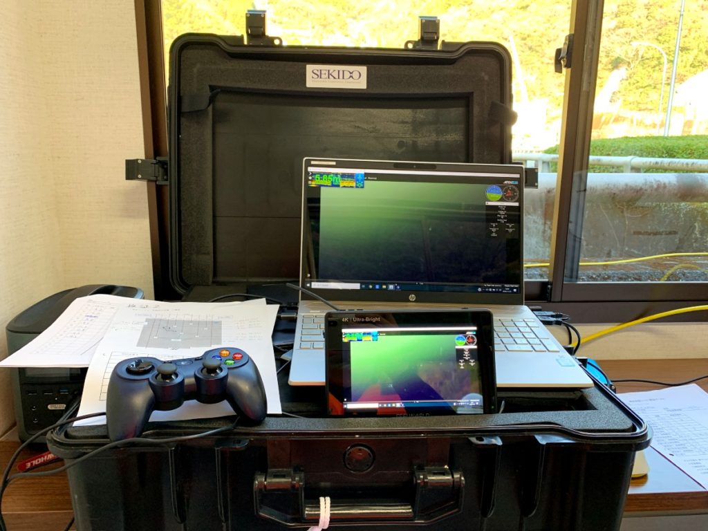 ROVダム点検_07_ROV地上操縦_s