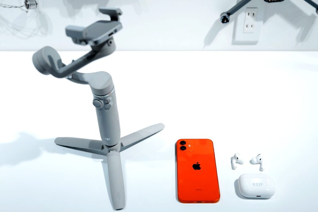 om5_iphone_airpods_s