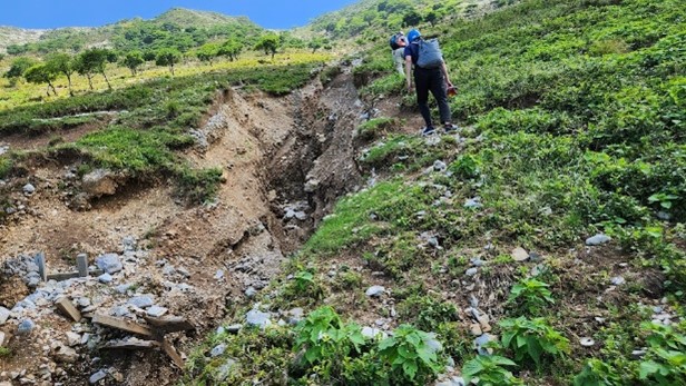 伊吹山土砂災害対策_ドローン資材運搬04