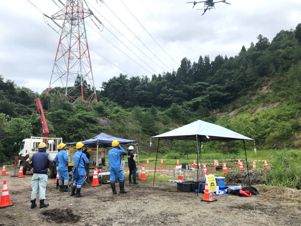 山岳鉄塔資材ドローン搬出01_s