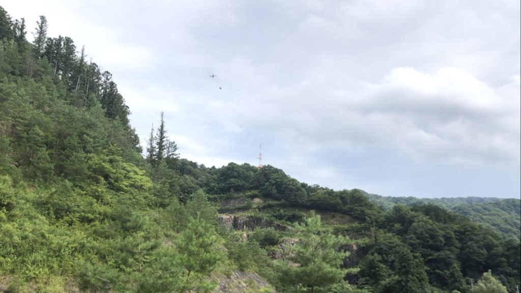 山岳鉄塔資材ドローン搬出05_s