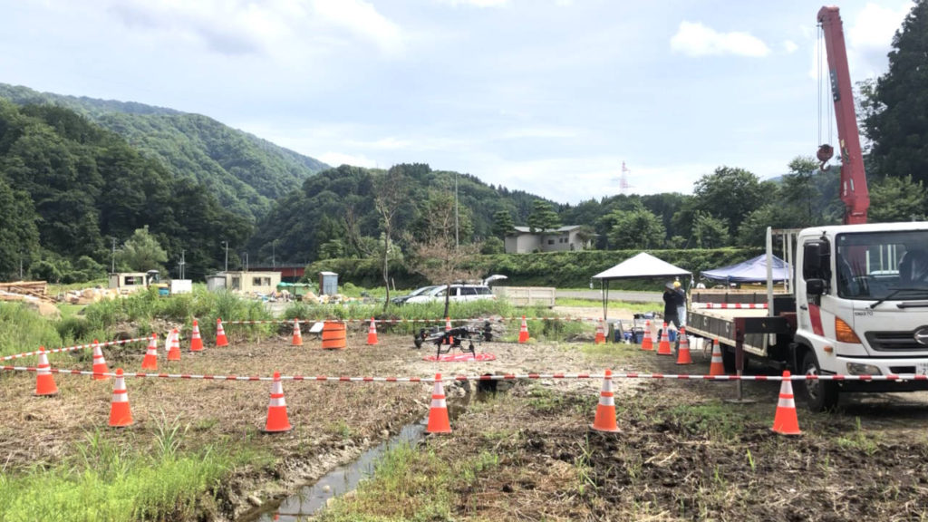 山岳鉄塔資材ドローン搬出06_s