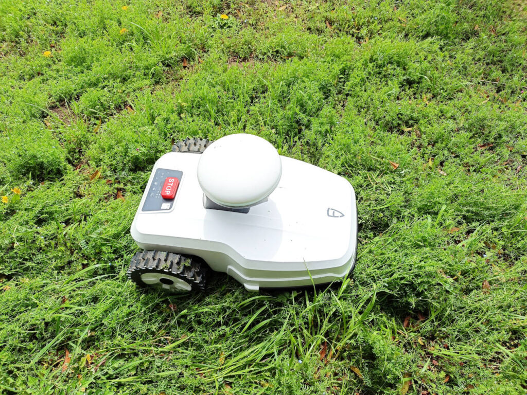 fr4000_Mowing with a robot_03