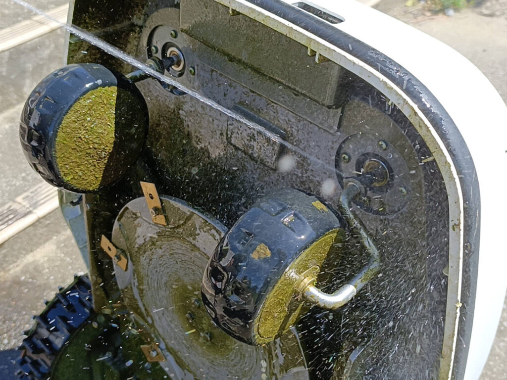 fr4000_Mowing-with-a-robot_24